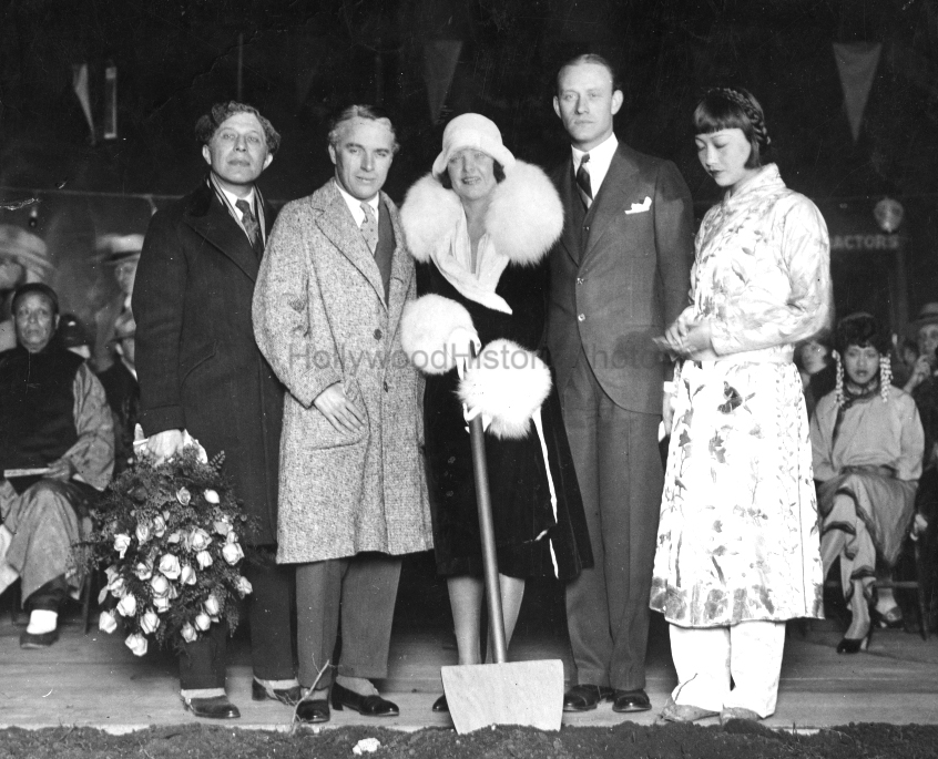 Charlie Chaplin 1927 Graumans Chinese Theatre WM.jpg